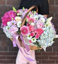Композиция солнечный день в Поселок дачного хозяйства Архангельское Цветочная композиция из Розы, Хризантемы, Пионы и Лизиантусы в корзине в Поселок дачного хозяйства Архангельское