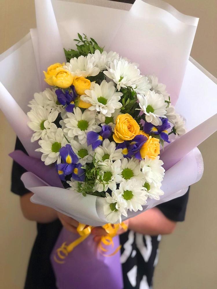 Букет цветов из: Ирисы, Хризантемы и Розы в Поселок дачного хозяйства Архангельское