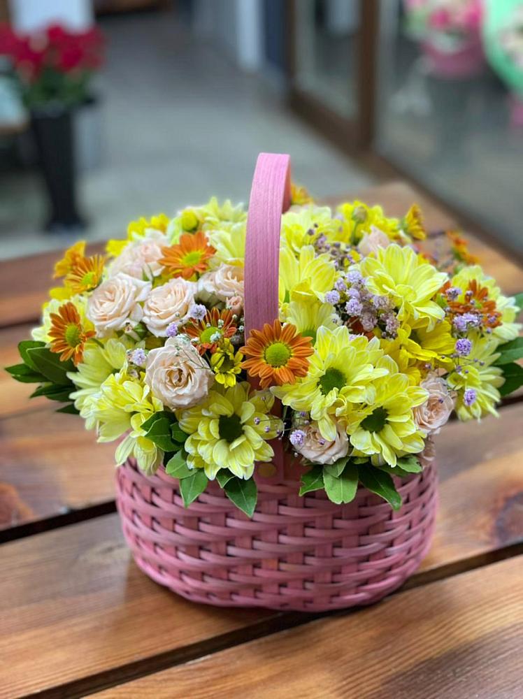Цветочная композиция из Хризантемы и Розы в корзине в Поселок дачного хозяйства Архангельское