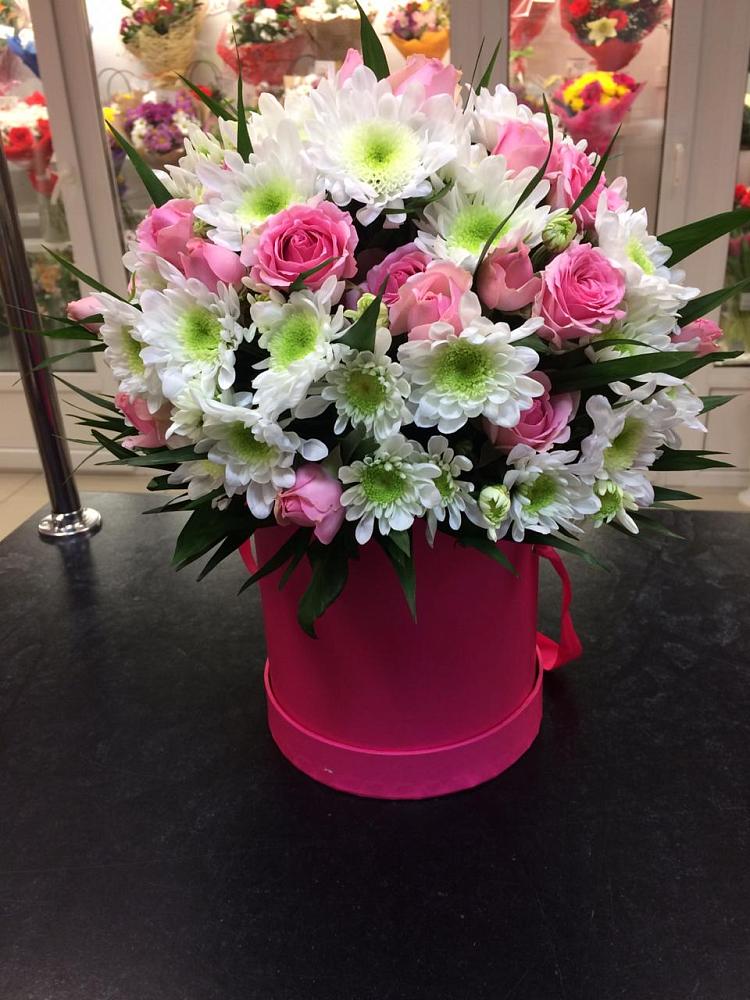 Цветочная композиция из Розы и Хризантемы в шляпной коробке в Поселок дачного хозяйства Архангельское