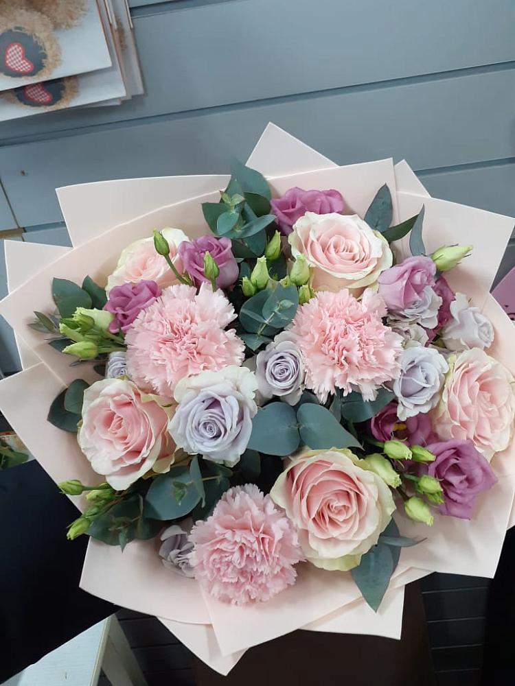 Букет цветов из: Розы, Гвоздики и Лизиантусы в Поселок дачного хозяйства Архангельское